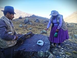 Dos guías ch'allan en el comienzo del Camino del Inca. Marco Fernández.
