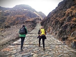 Dos turistas comienzan a transitar la ruta del Takesi. Marco Fernández.