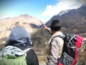 Don Primitivo muestra el paisaje que se aprecia desde lo que se conoce como el Camino del Inca. Foto: Marco Fernández.