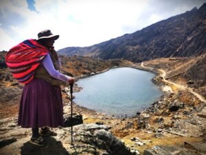 Durante el trayecto se divisan pequeñas lagunas que son parte de los atractivos del Takesi. Foto: Marco Fernández.