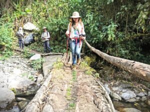 La aventura en el Takesi tiene muchos matices, rutas empedradas, sendas de tierra y puentes que llevan años en ese lugar. Foto: Marco Fernández.