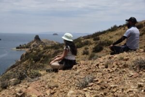 Una mujer contempla la belleza del Titicaca. Foto: Álvaro Valero.