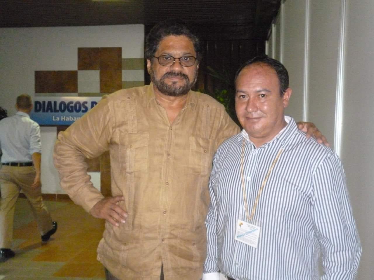 A la derecha, el periodista José Luis Toro con Iván Márquez en La Habana, durante los diálogos de paz. Márquez era el segundo más importante después de Timochenko, líder de las FARC.