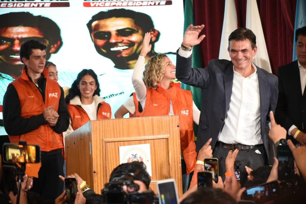 Rodrigo Paz y su familia tras conocer su victoria en la segunda vuelta. / Foto: ABI.