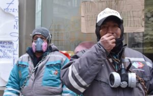 Trabajadores de Sak'a Churu se encadenan - Agencia Marka Registrada